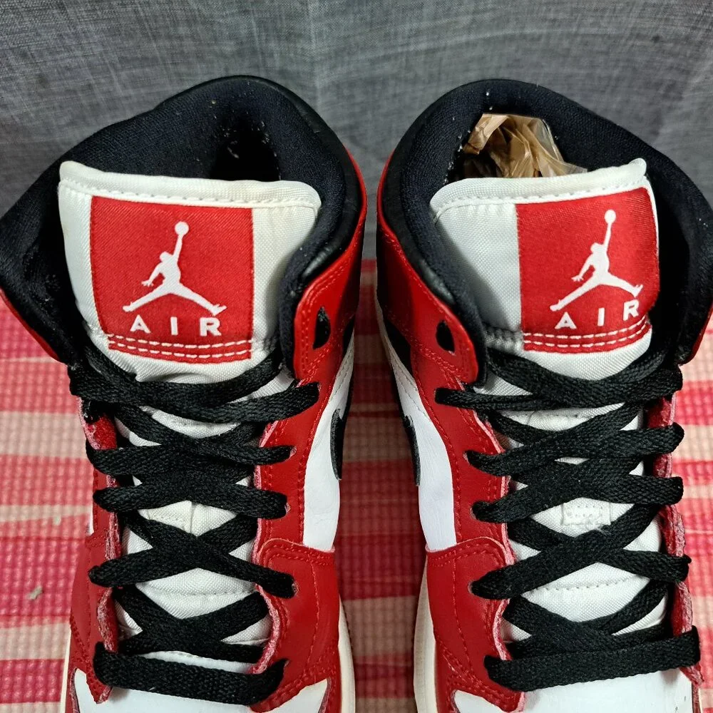 %Nike Air Jordan 1 Mid Chicago Youth Size 6 Red Black White AJ15